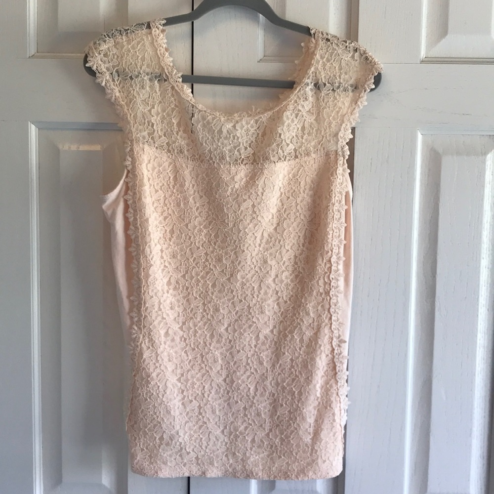 🎀Gorgeous pale pink lace top perfect for spring!